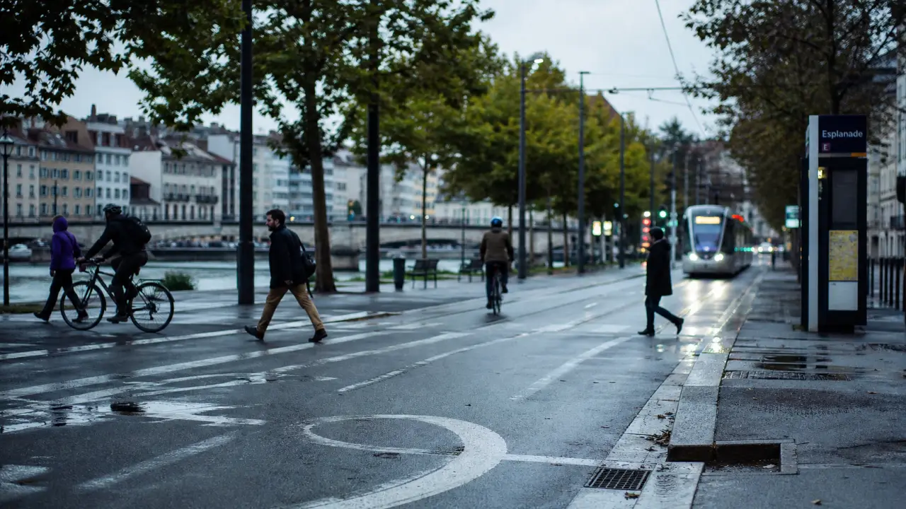 Boulevard de l'esplanade à Grenoble : parc de 3 hectares et tram E