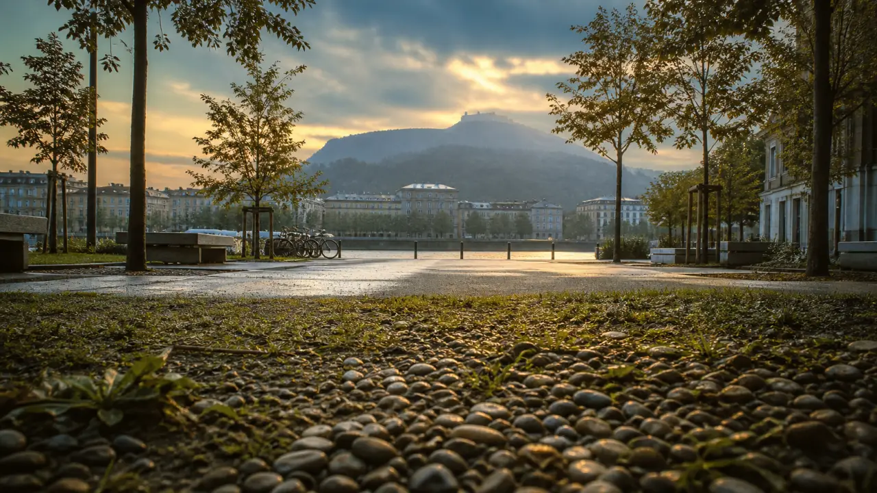 Grenoble esplanade à Grenoble : parc 3 hectares, boulevard apaisé et Bastille au fond