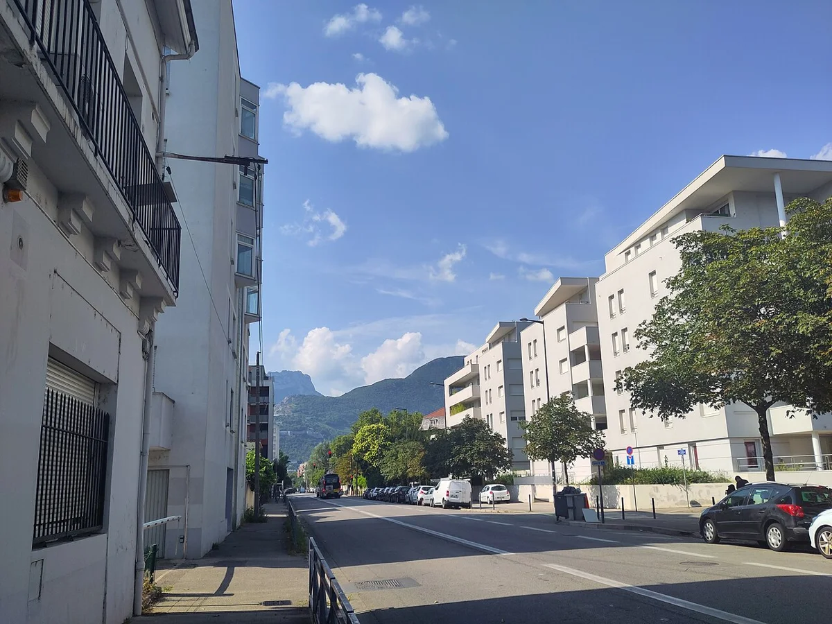 L’avenue Jean-Perrot, repère des environs de l’école Léon Jouhaux.