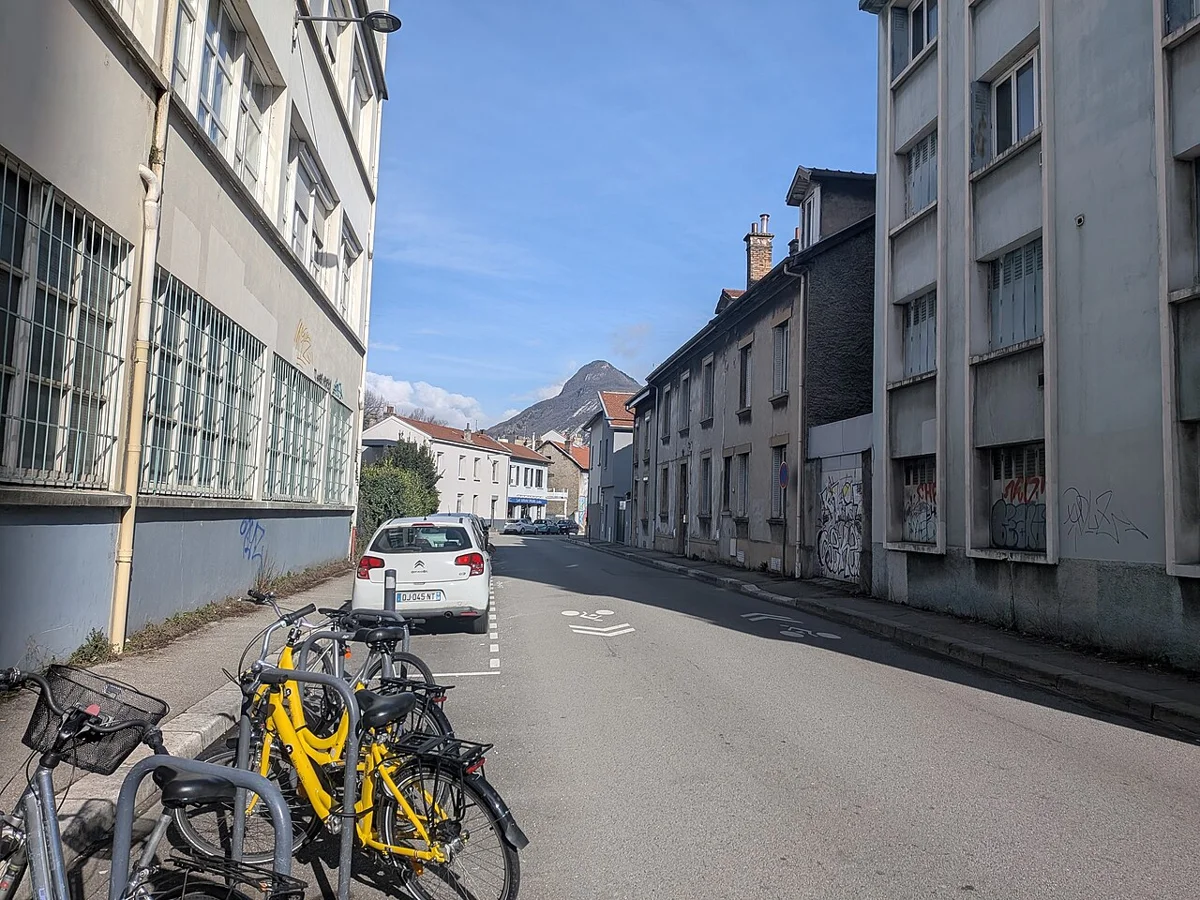 La rue Nicolas-Chorier, repère près de l’école Ampère.