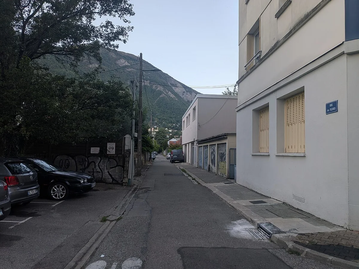 La rue des Fleurs, repère des environs de l’école Paul Bert.