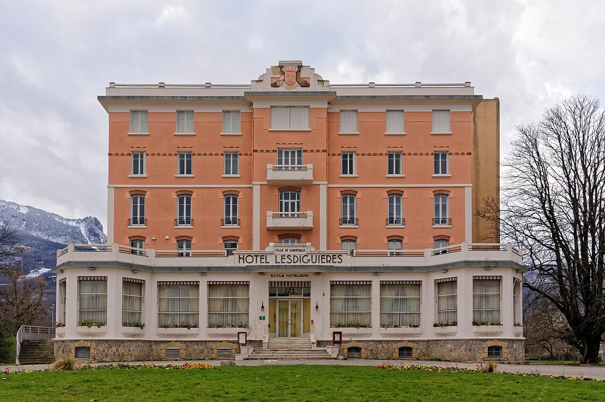 L’hôtel Lesdiguières, repère des environs de l’école Beauvert.