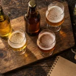 Photo microbrasserie du pieu : IPA et verres sur table bois