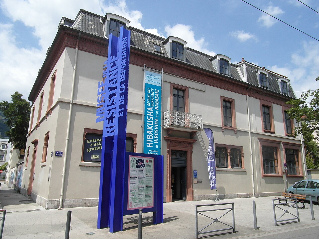Repère rue Hébert : le Musée de la Résistance et de la Déportation de l’Isère, au numéro 14, photographié en 2018. L’école Menon Hébert se trouve au numéro 9.