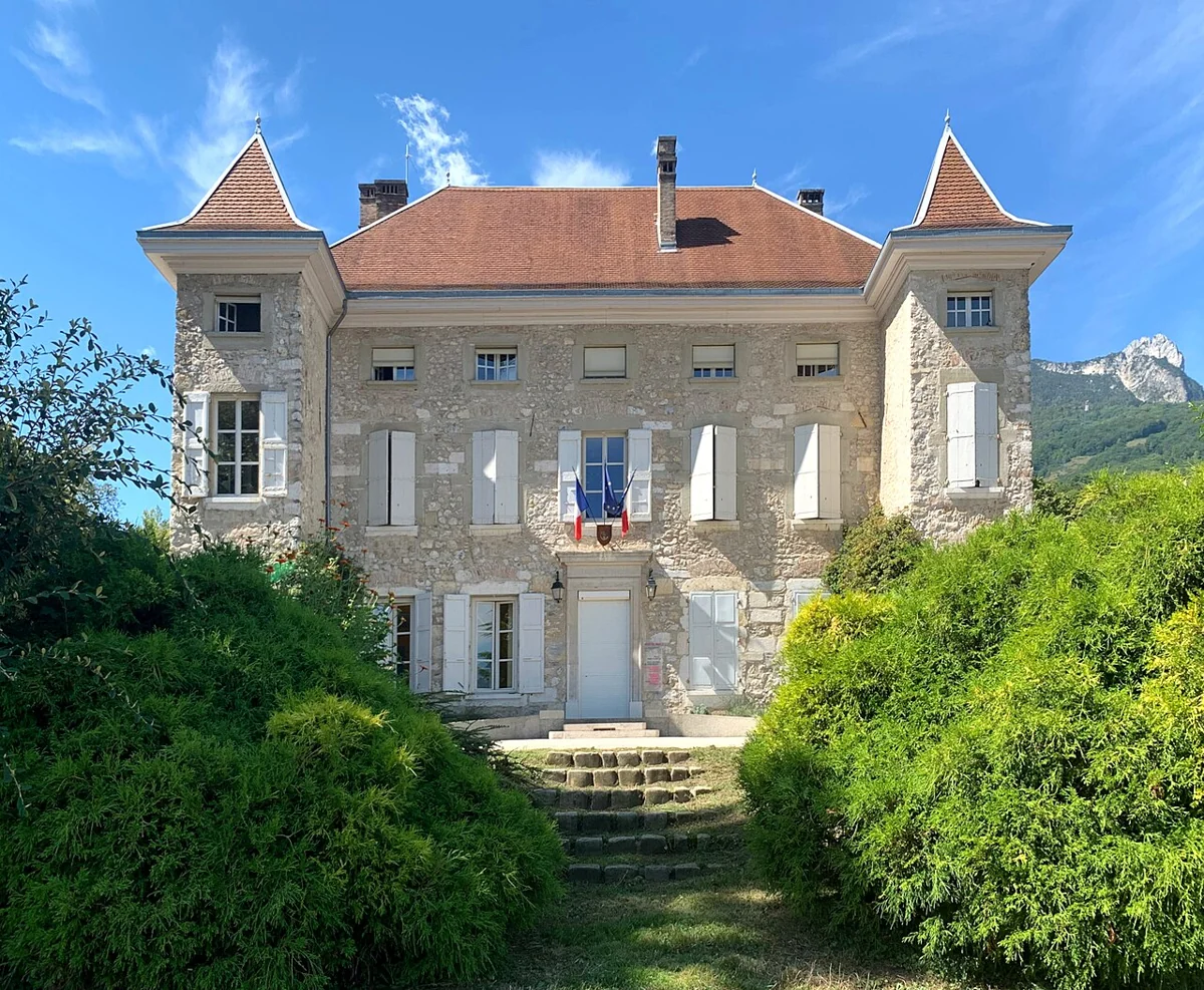 Mairie de Seyssins. Illustration de la commune, pas de la déchèterie.