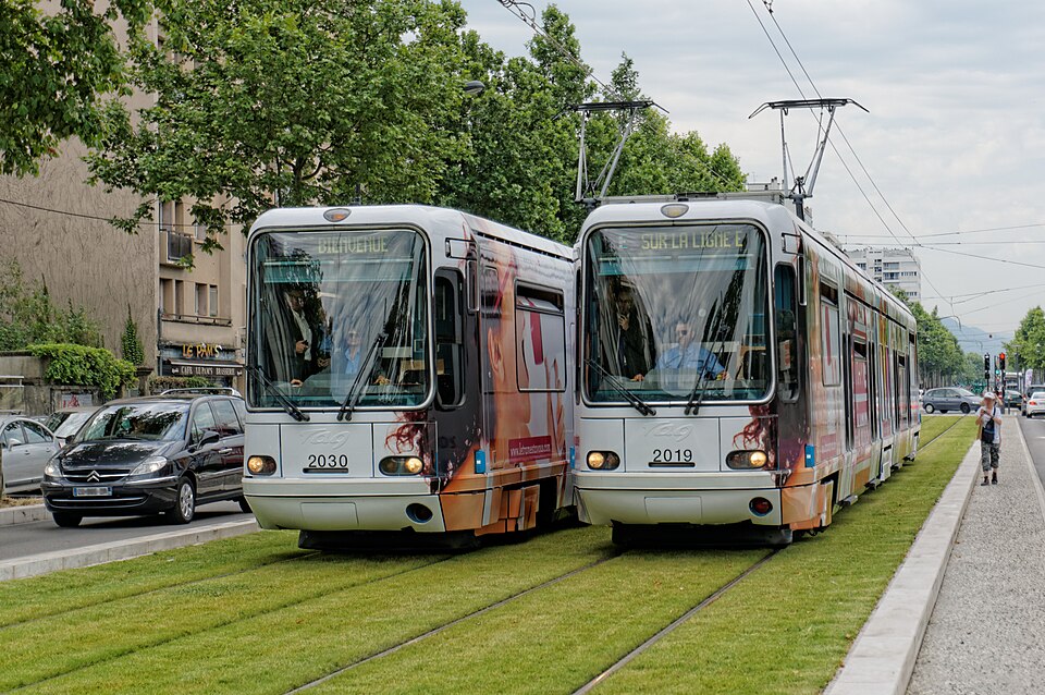 Repère de transport : le convoi inaugural du tram E quitte l’arrêt Alliés le 28 juin 2014.